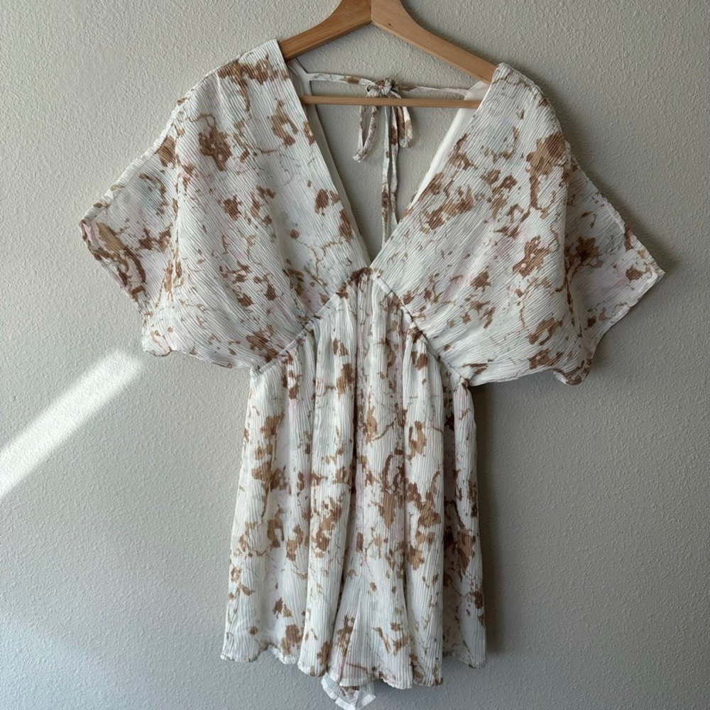 Pink Lily Brown‎ White Abstract Pleated V-Neck Romper Flutter Sleeve Size Small